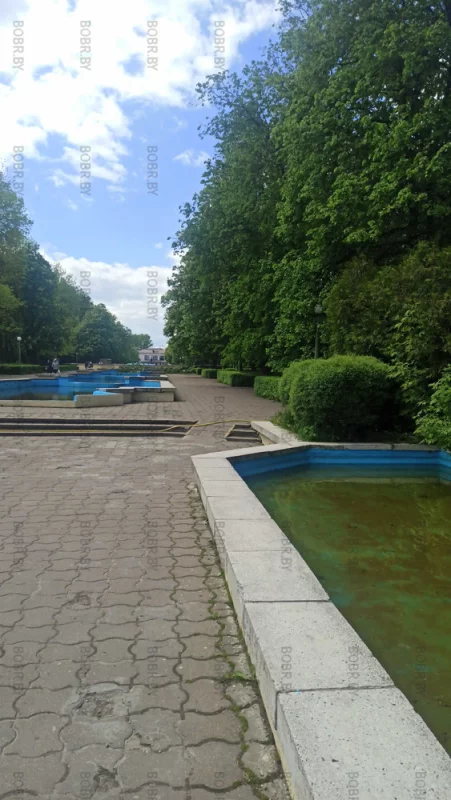 Солнечный, яркий Бобруйск. Фонтаны свежепокрашенные
