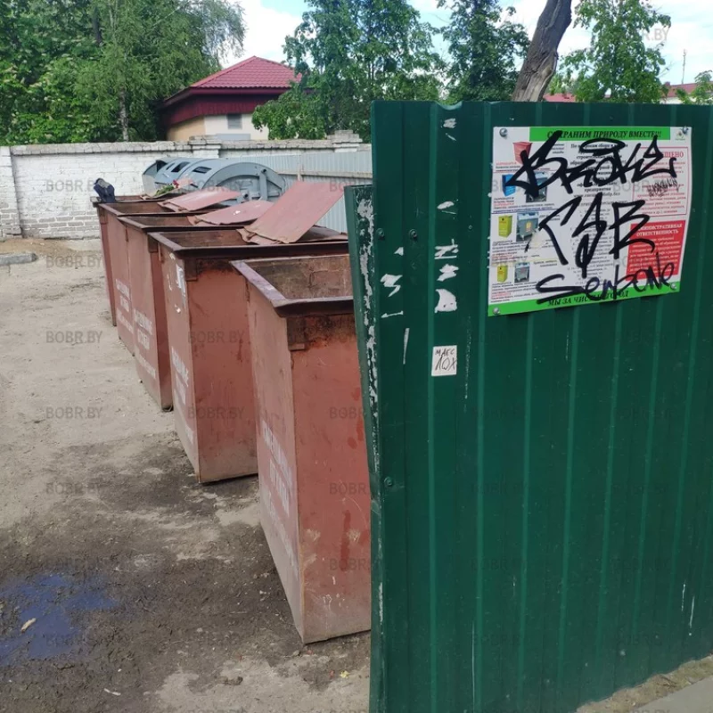 Очень приятно видеть, что жэу размещает информацию о пользовании мусорным контейнером на нескольких языках. Это табличка исписанная граффити уже висит здесь больше года.