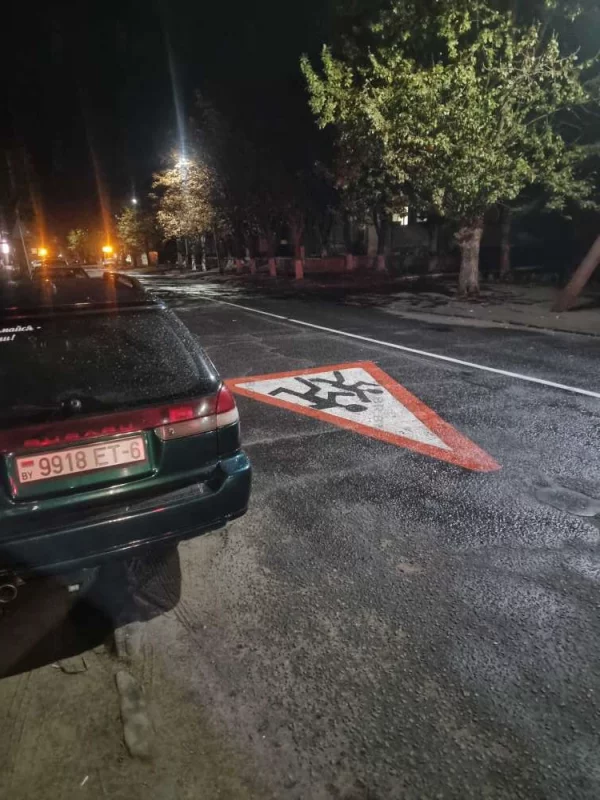 Бобруйский юмор. Хотя кроме юмора можно добавить что машина припаркована на зелёной зоне возле разделительной полосы, на перекрёстке, где вообще парковаться нельзя
