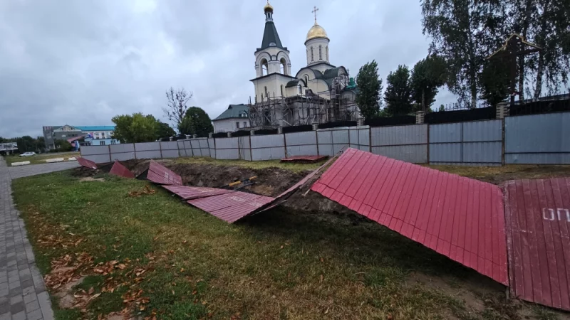 Ветер повалил ограждение опасной зоны