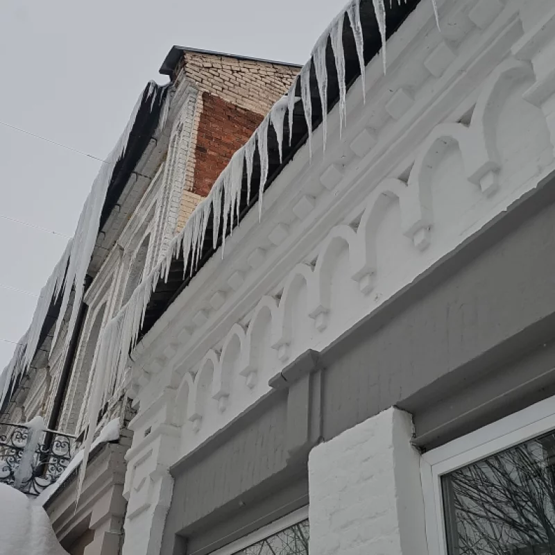 Огромные сосульки над тротуаром Социалистической