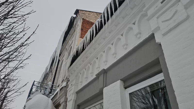Огромные сосульки над тротуаром Социалистической