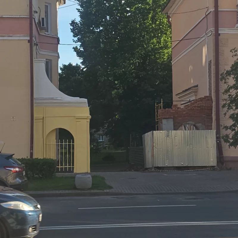 Реконструкция снесенных аварий ворот на въезд во двор