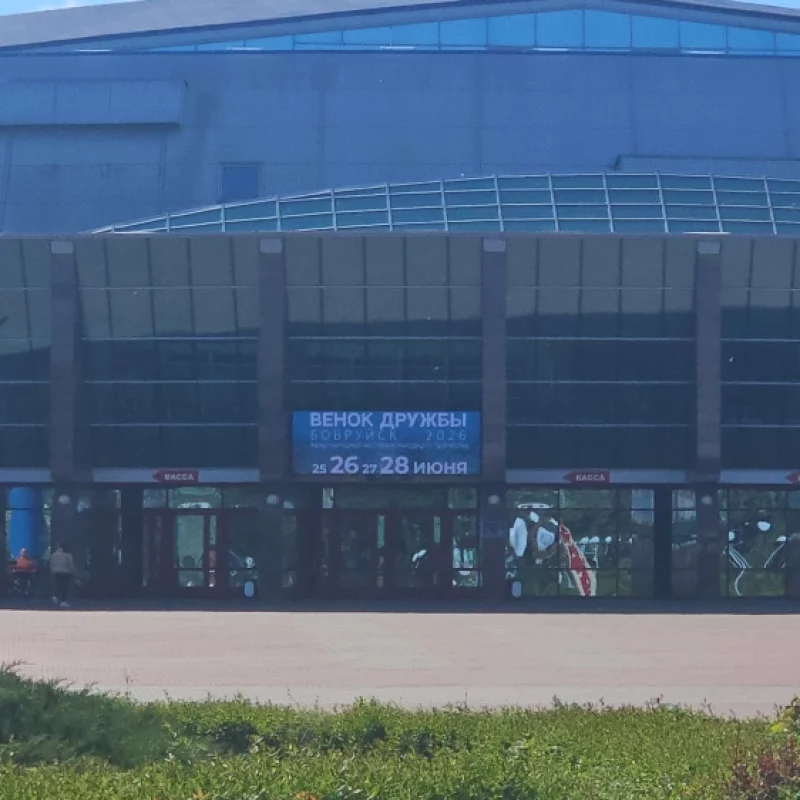 Над входом в Арену установили экран