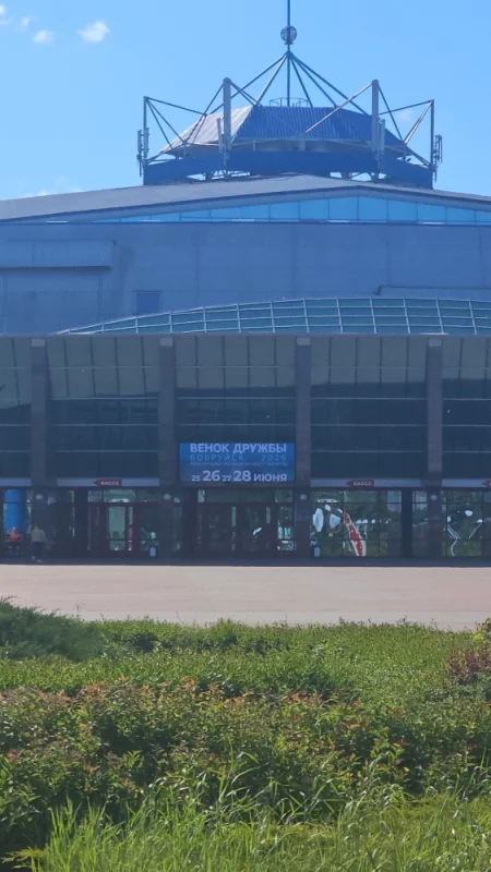Над входом в Арену установили экран
