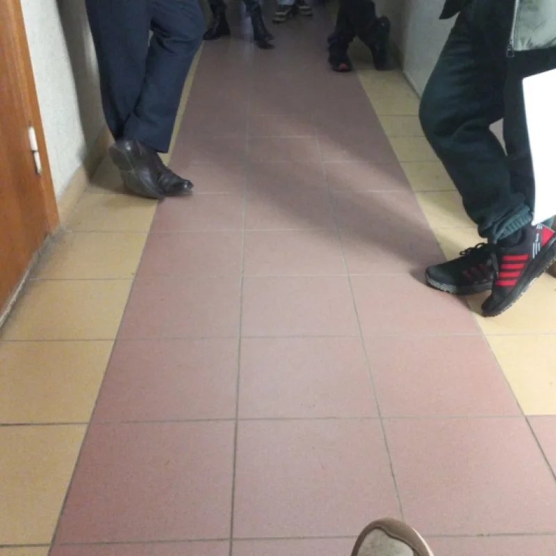 Чтобы получить электронный ключ нужно выстоять не менее 3 часов в очереди.. суровые реалии современной жизни