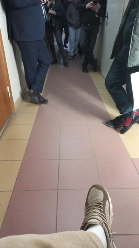 Чтобы получить электронный ключ нужно выстоять не менее 3 часов в очереди.. суровые реалии современной жизни