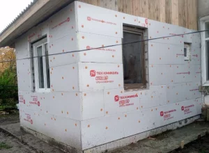 Зашубить фасад пристройки.