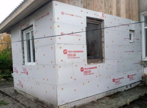 Зашубить фасад пристройки.