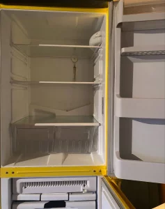 Холодильник полностью рабочий. Доставка бесплатная. 300 рублей