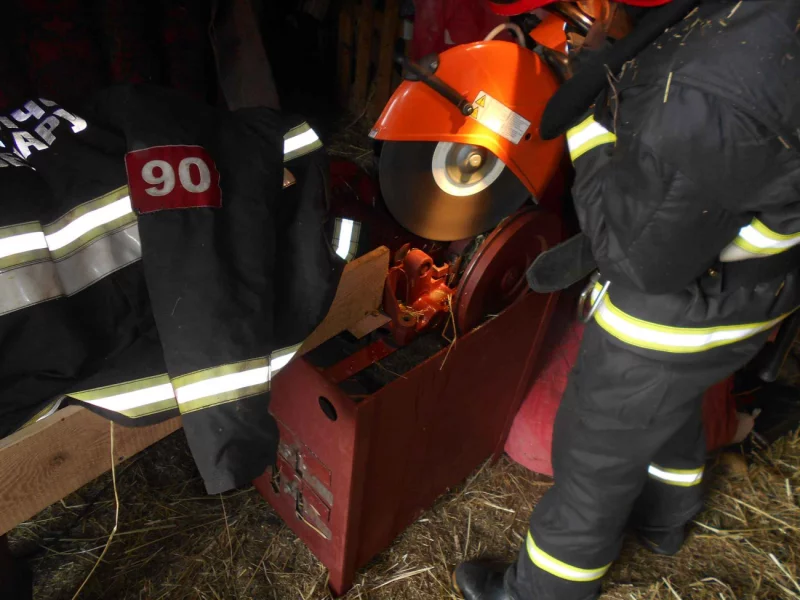 В Бобруйском районе руку женщины зажало в сенодробилке: на помощь пришли спасатели