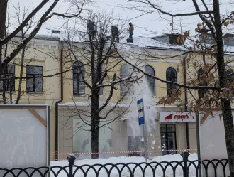 Снега на крыше по колено. На «Славянке» чистят кровлю ВИДЕО