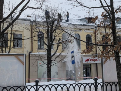 Снега на крыше по колено. На «Славянке» чистят кровлю ВИДЕО