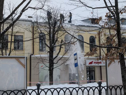 Снега на крыше по колено. На «Славянке» чистят кровлю ВИДЕО