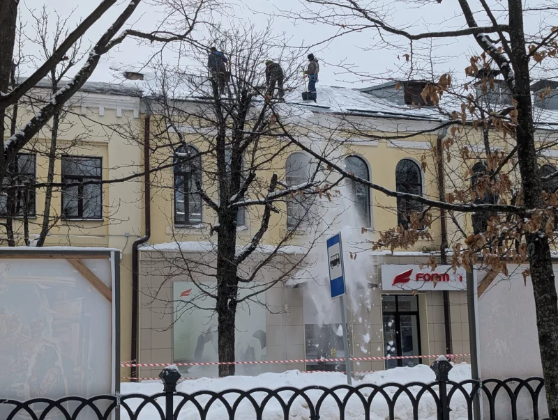 Снега на крыше по колено. На «Славянке» чистят кровлю ВИДЕО