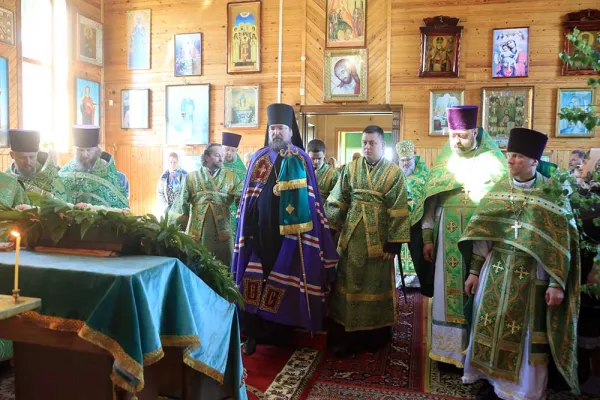 Епископ Бобруйский и Быховский Серафим во Вторник Пятидесятницы возглавил Божественную литургию в храме Святой Живоначальной Троицы в деревне Турки