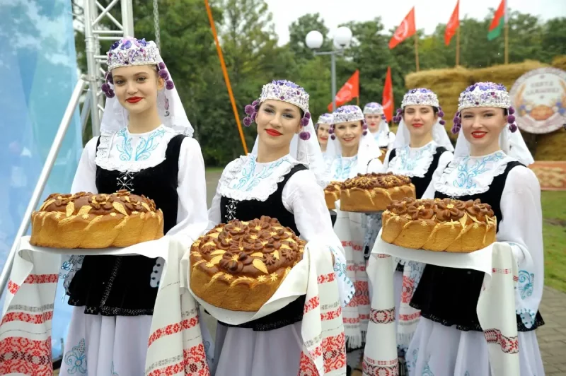 Бобруйщина отметила «Дажынкі-2026»: чествование аграриев, подворья и праздничный салют