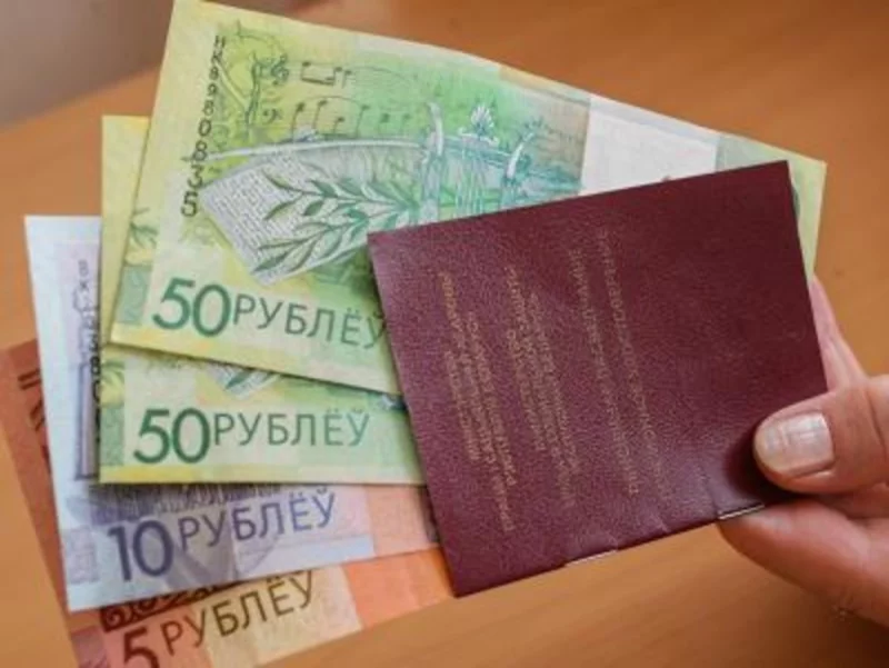 Белпочта досрочно выплатит пенсии и пособия за 25 апреля
