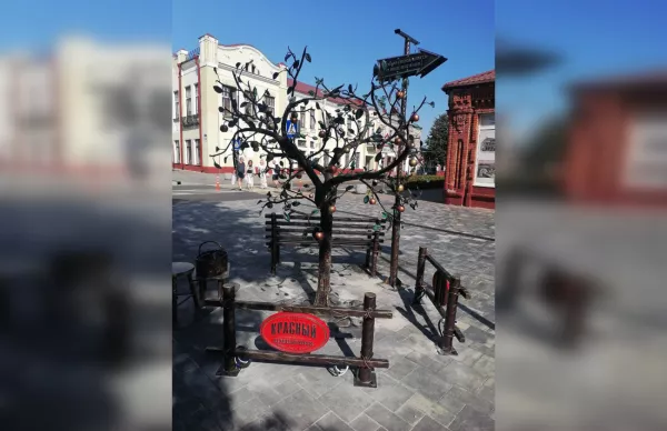 Брендированная композиция с яблонькой на пешеходной Социалистической. В корзинке зефир?