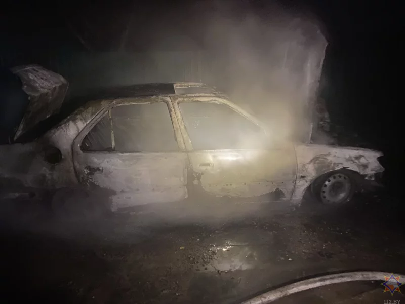 В Бобруйском районе дотла сгорел автомобиль, причина выясняется