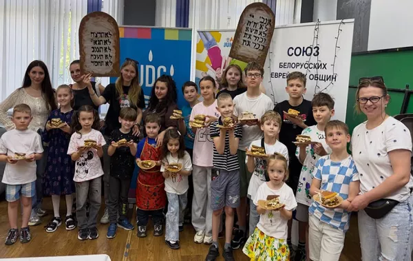 Юные члены Бобруйской еврейской общины провели кулинарный мастер-класс в честь праздника Шавуот