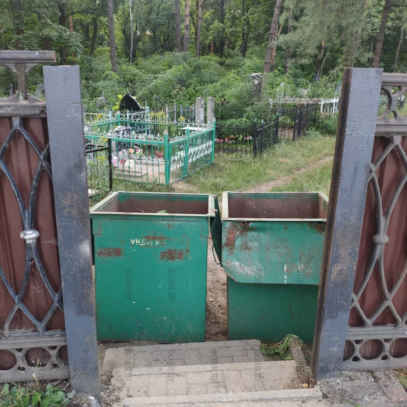 Вход в кладбище, видно мусорки никому не мешают, или на пролет забора, не хватило денег.