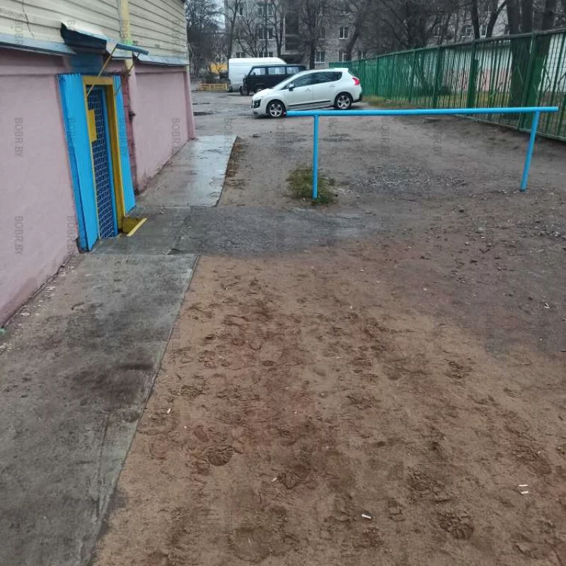 Перегородить - просто, сделать пешеходную дорожку - \