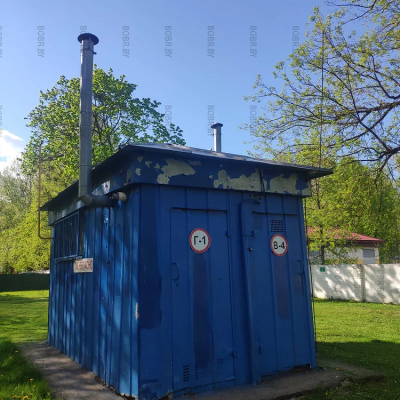 Облупившаяся краска на газовой подстанции