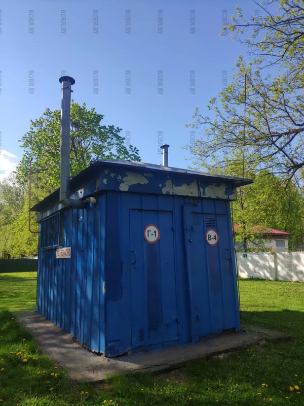 Облупившаяся краска на газовой подстанции