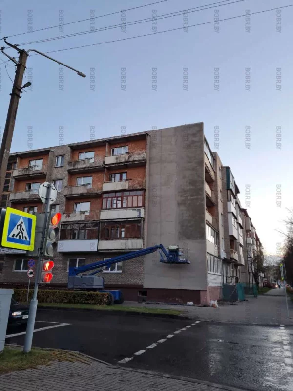 Раньше на этой стене была уродливая реклама, но к счастью её убрали, а если стену покрасить так вообще будет красиво.