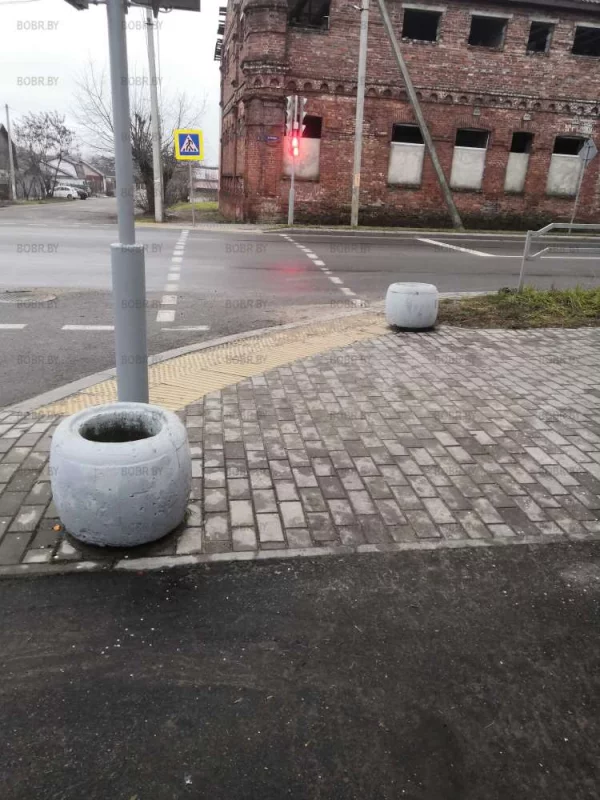 На каждом шагу мусорки, но люди всеравно сорят... 