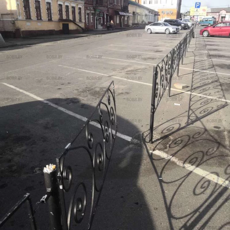Ограждение сломано, но никому нет дела до этого... 