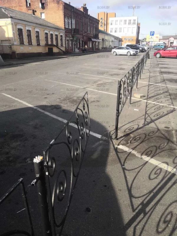 Ограждение сломано, но никому нет дела до этого... 