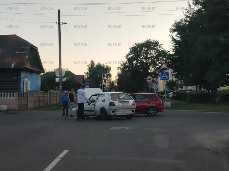 Один из самых аварийных перекрестков города. Уже на протяжении последних 10 лет здесь постоянные аварии. ГАИ ау!