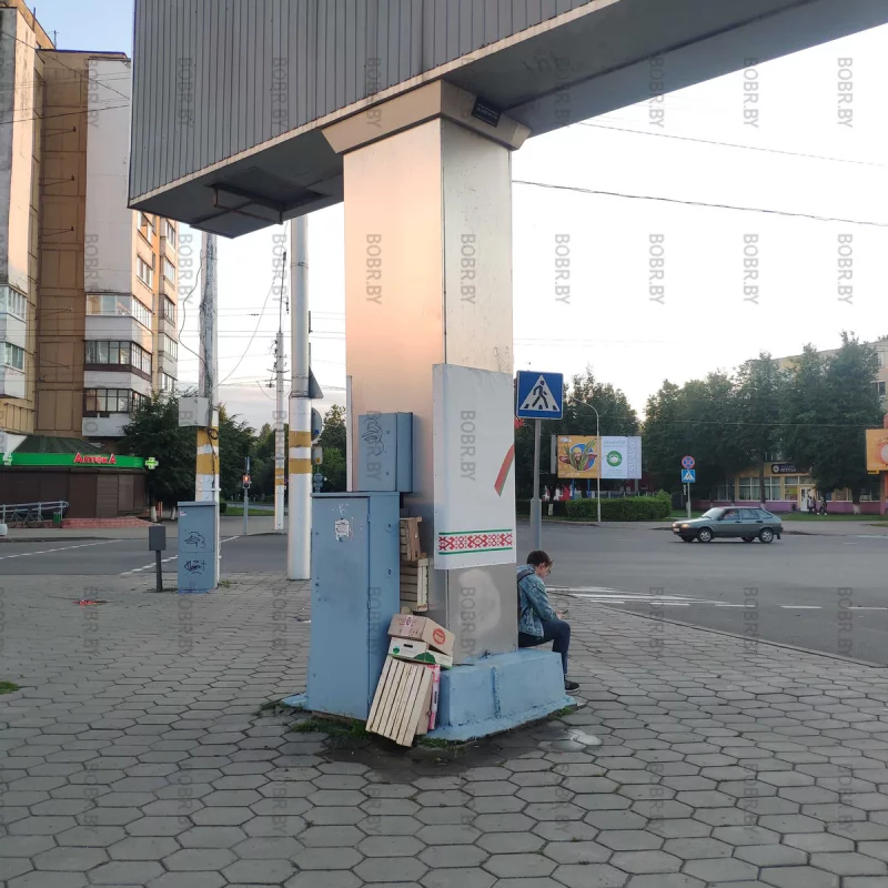 Отличное место для складирования пустых ящиков и мусора.