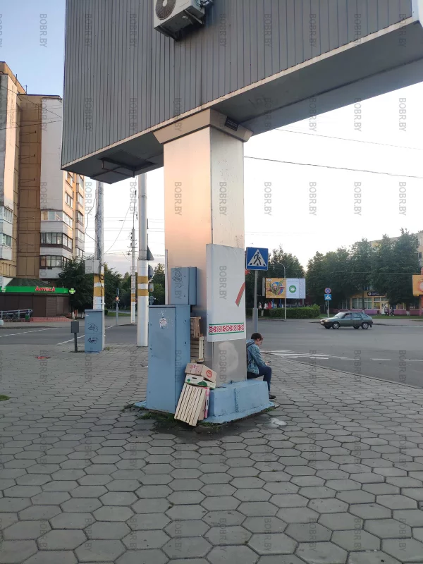 Отличное место для складирования пустых ящиков и мусора.