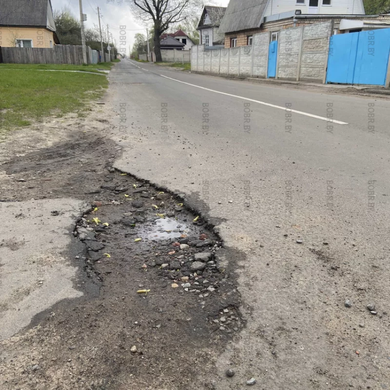 Дороге на Комсомольской ещё и году нет...