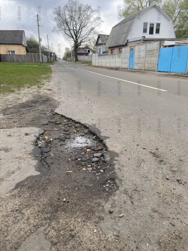 Дороге на Комсомольской ещё и году нет...