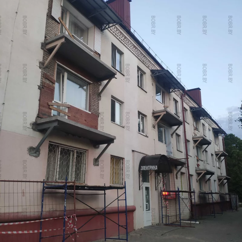 Вместо старых аварийных балконов, идёт установка новых, безопасных балконов.