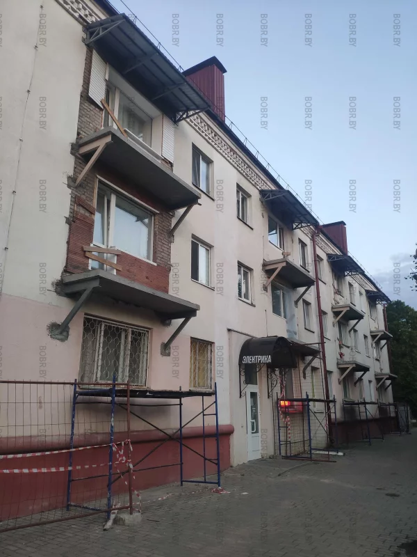 Вместо старых аварийных балконов, идёт установка новых, безопасных балконов.