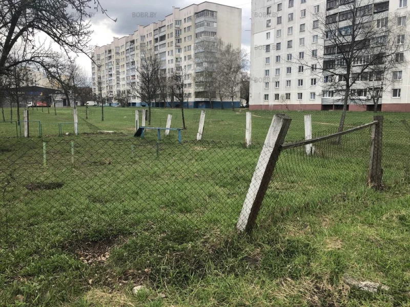 Кому-то надо было быстро отчитаться о проделанной работе. Закопали деревянные столбы в землю. Вот результат.