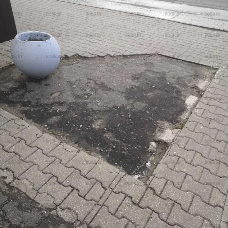 А здесь забыли плитку положить