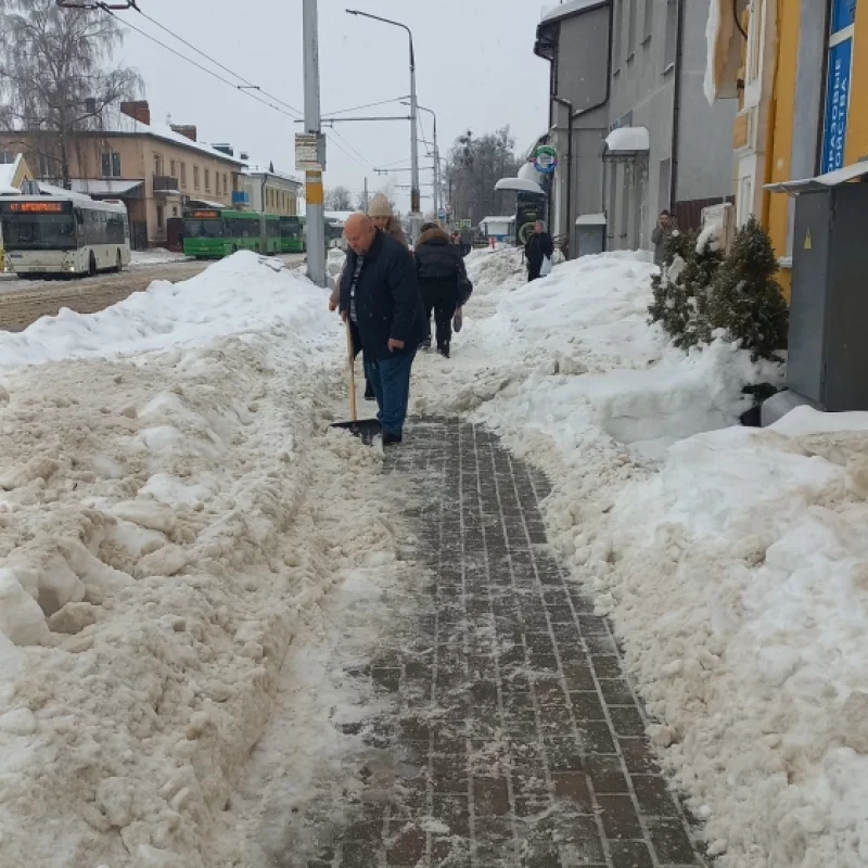 Единственный человек с лопатой на улице.
а дворники города где???
в отпуске??