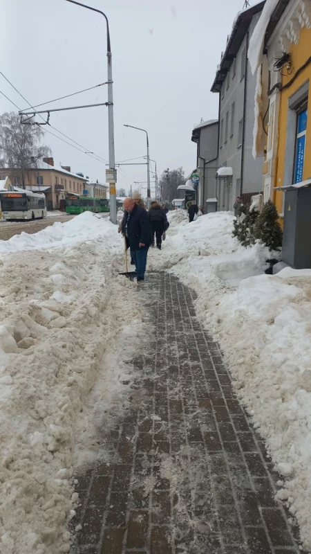 Единственный человек с лопатой на улице.
а дворники города где???
в отпуске??