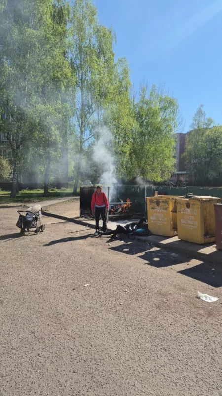 Бомжи развели костер