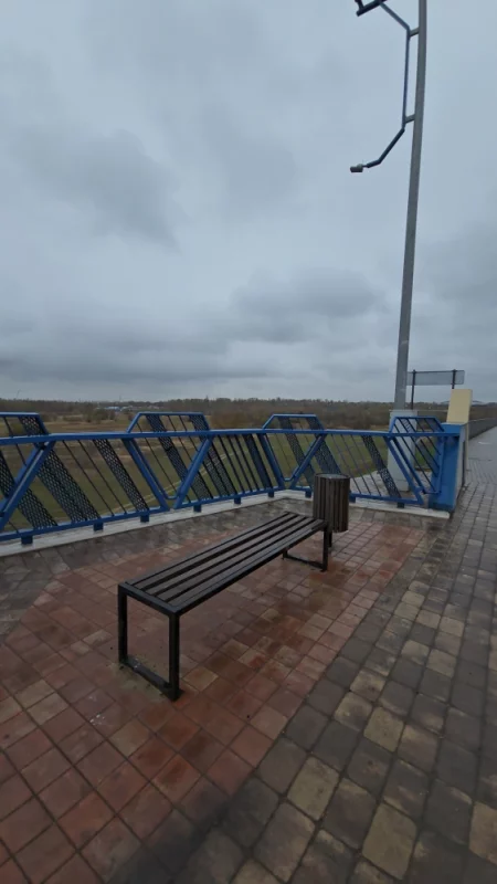 Для прогуливающих по мосту оборудована даже скамейка чтобы посидеть отдохнуть и насладиться красивыми видами