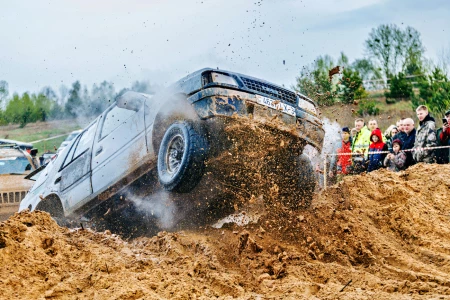 Еще не поздно успеть: под Бобруйском продолжается зрелищный джип-спринт