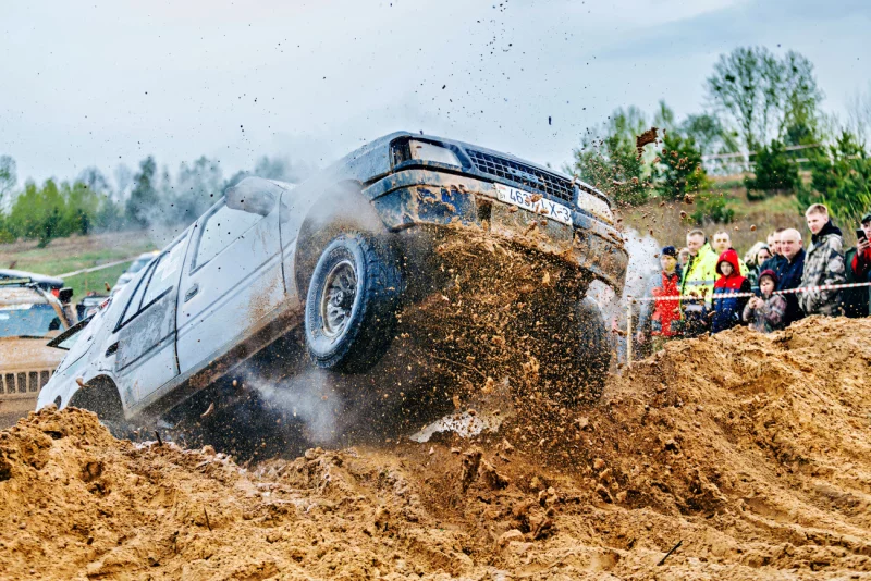 Еще не поздно успеть: под Бобруйском продолжается зрелищный джип-спринт