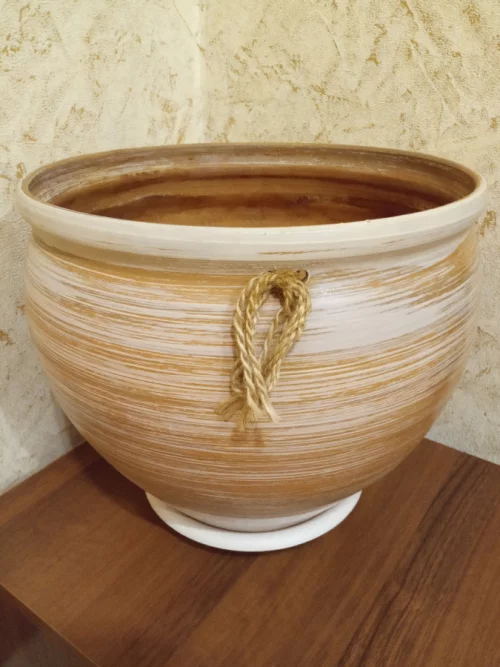 Большой керамический горшок