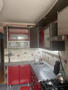 Угловую кухню с вытяжкой, срочно